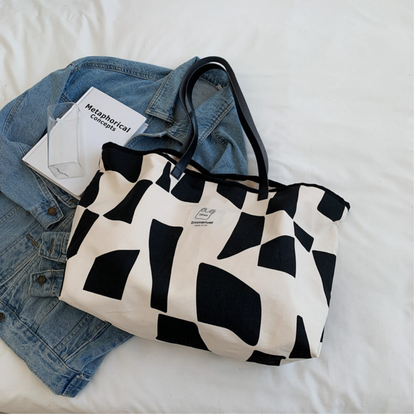 BOLSO CARTERA CON BROCHE BLANCO Y NEGRO